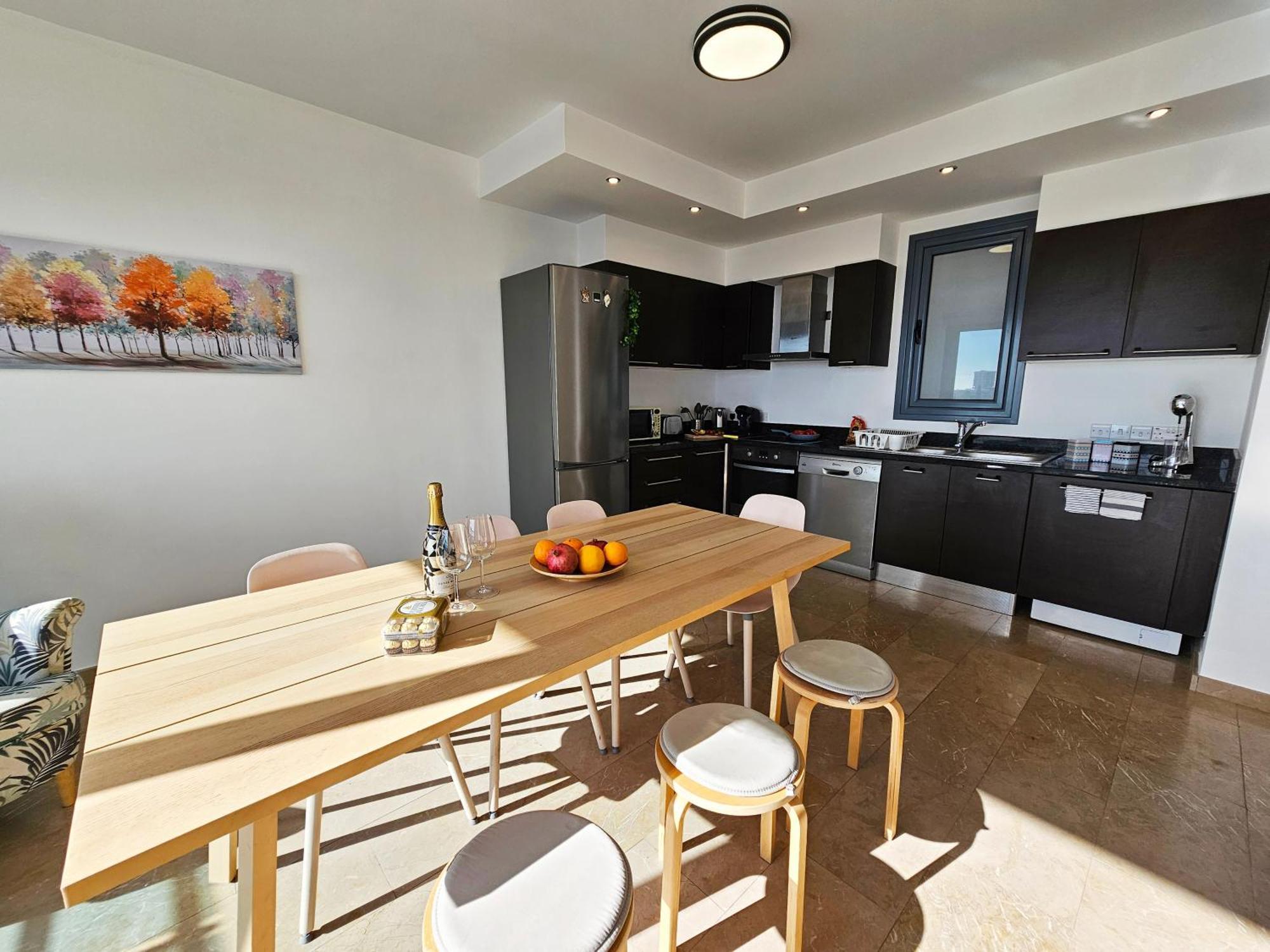 בית נופש Dios Ponte Finikoudes Beachfront