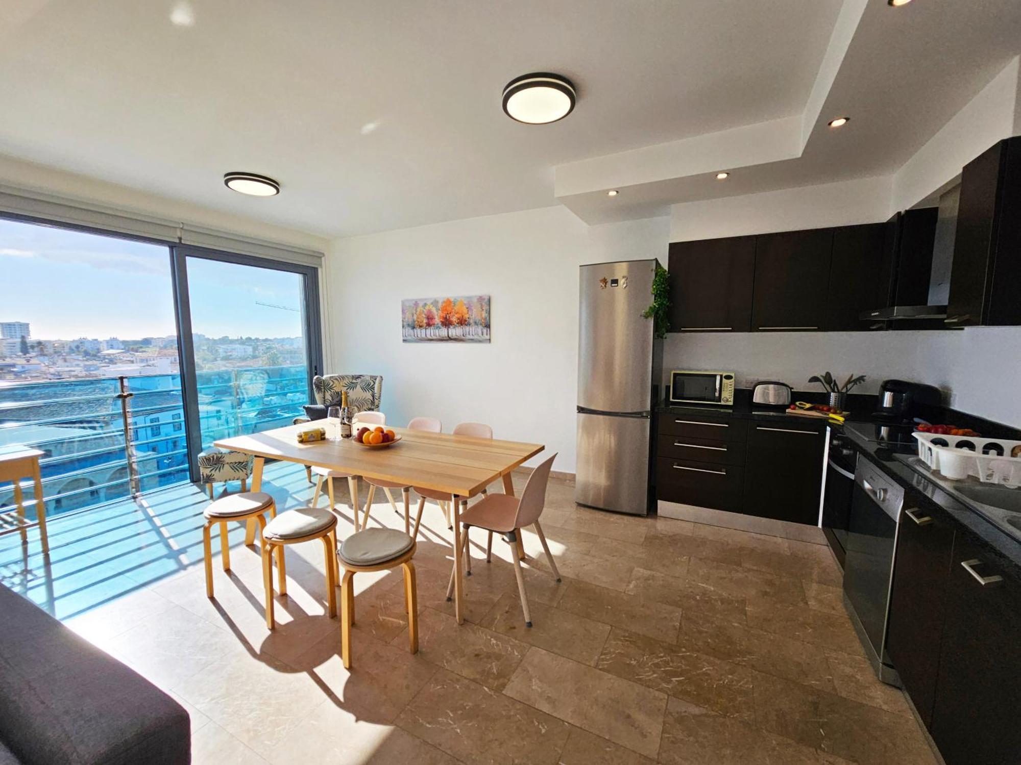 בית נופש Dios Ponte Finikoudes Beachfront *